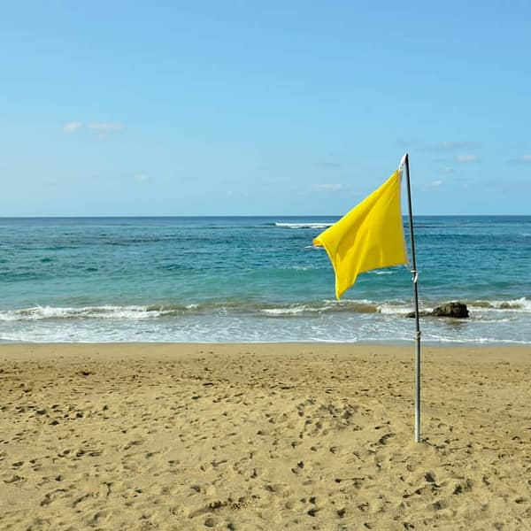 gul flagga strand