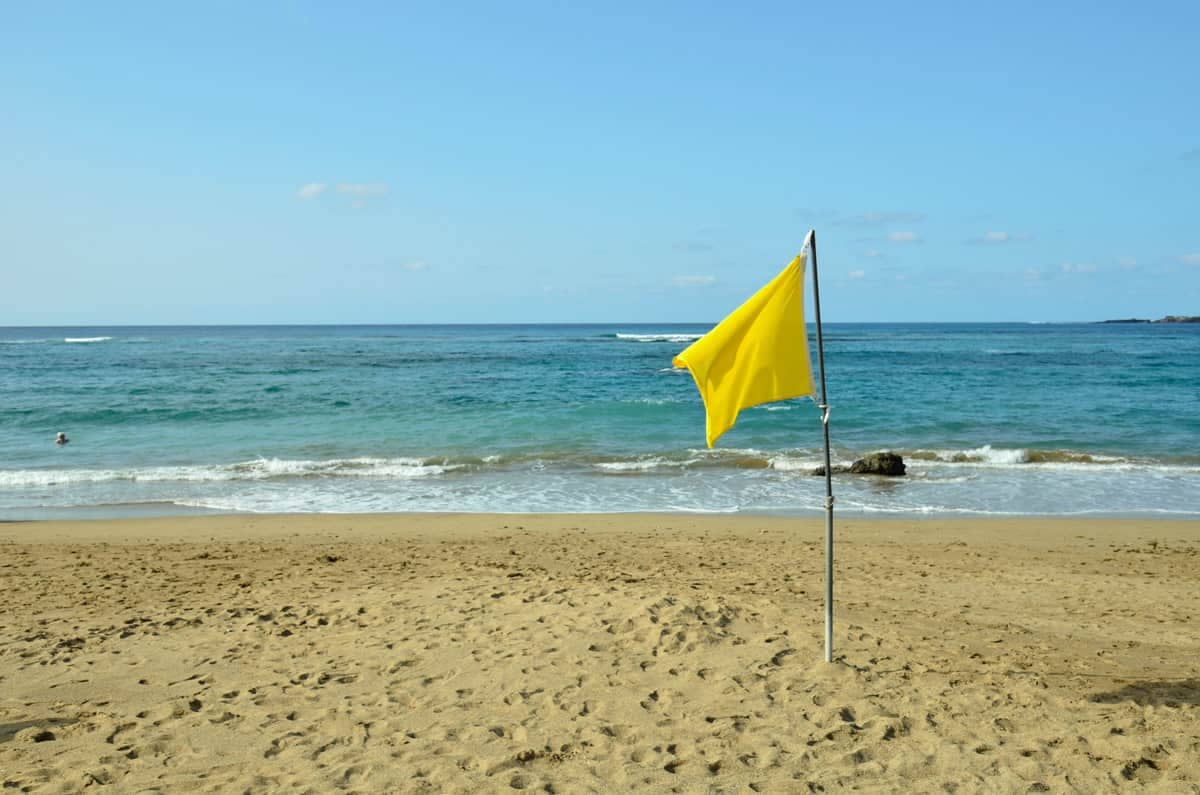 gul flagga strand